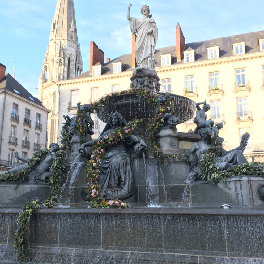 fleurissement fontaine decoration florale petite fleur